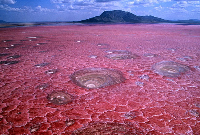 Hồ nước đỏ kỳ lạ đẹp mê hoặc nhưng cũng nguy hiểm vô cùng - 3