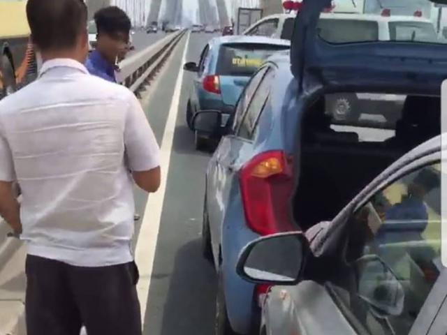 Tin tức trong ngày - Ô tô nổ lốp, tài xế xuống kiểm tra bị taxi tông gẫy chân