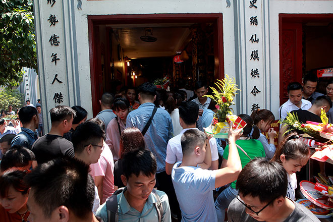Người chen người, lễ chồng lễ ở Phủ Tây Hồ ngày đầu tháng “cô hồn” - 3