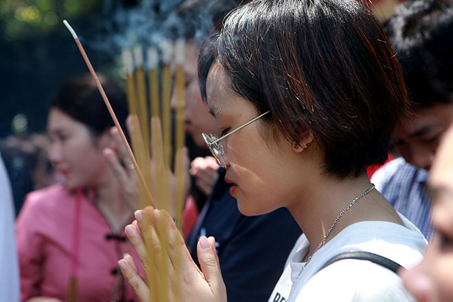 Người chen người, lễ chồng lễ ở Phủ Tây Hồ ngày đầu tháng “cô hồn” - 7