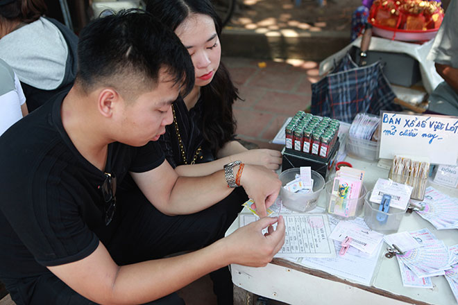 Người chen người, lễ chồng lễ ở Phủ Tây Hồ ngày đầu tháng “cô hồn” - 14