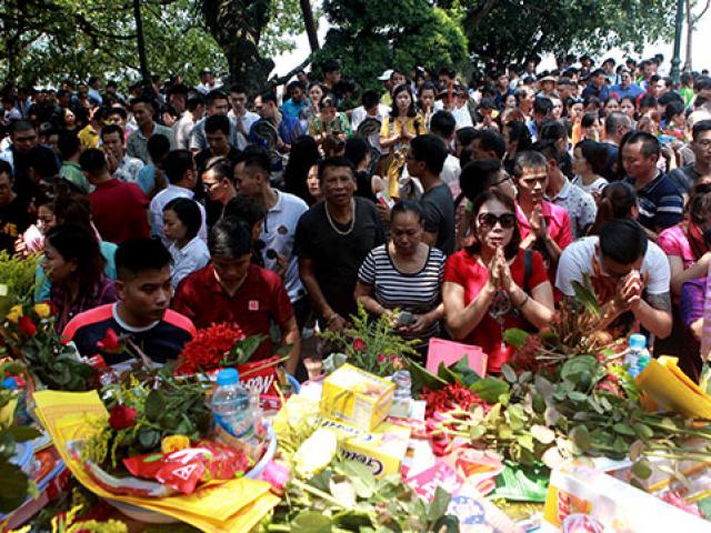 Tin tức trong ngày - Người chen người, lễ chồng lễ ở Phủ Tây Hồ ngày đầu tháng “cô hồn”