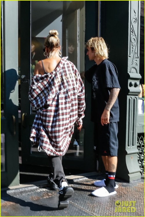 Áo “như đàn ông” của bạn gái Justin Bieber có giá tận 30 triệu! - 3
