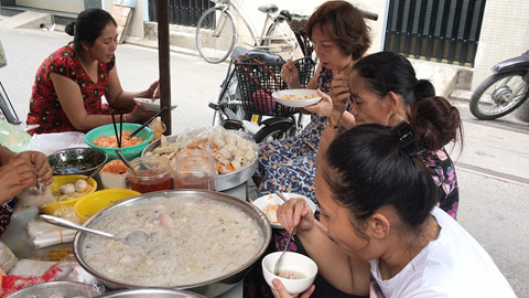 Quán ăn trong hẻm nhỏ khách kéo đến nườm nượp ở Sài Gòn - 1