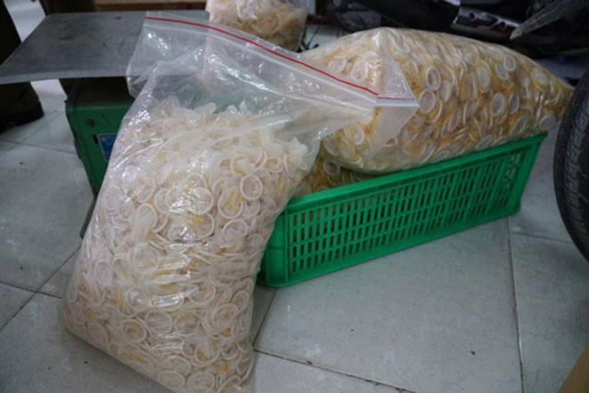 Ớn lạnh quy trình sản xuất bao cao su giả ở TP HCM - 2