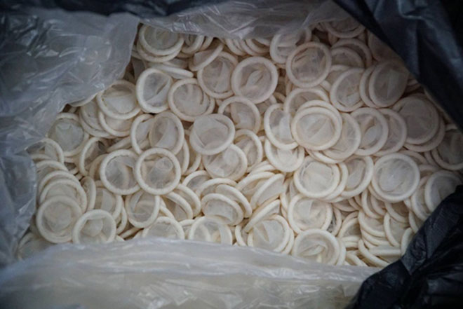 Ớn lạnh quy trình sản xuất bao cao su giả ở TP HCM - 3