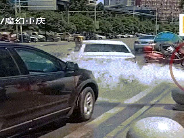 Media - Tài xế lũ lượt đi rửa xe "chùa" vì vỡ đường ống nước