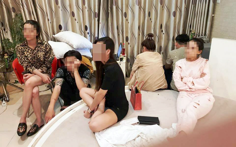 Nhiều cô gái “thác loạn” với nhóm thanh niên trong khách sạn ở Sài Gòn - 1