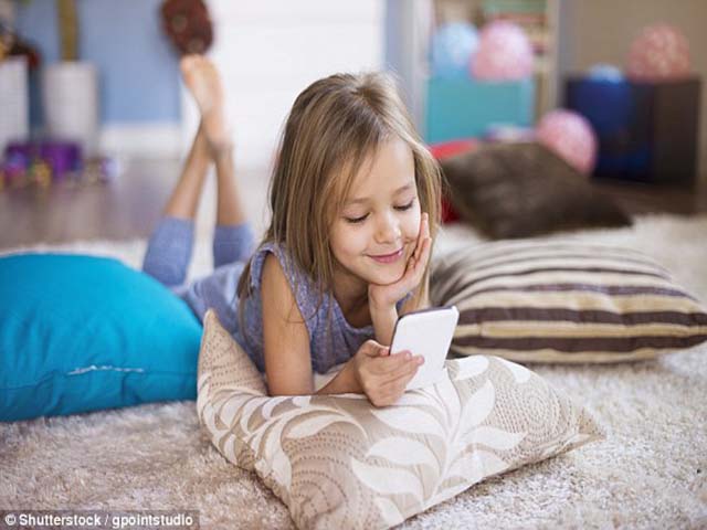 Bác sĩ tâm thần cảnh báo cha mẹ không nên cho trẻ dùng điện thoại trước 11 tuổi - 1