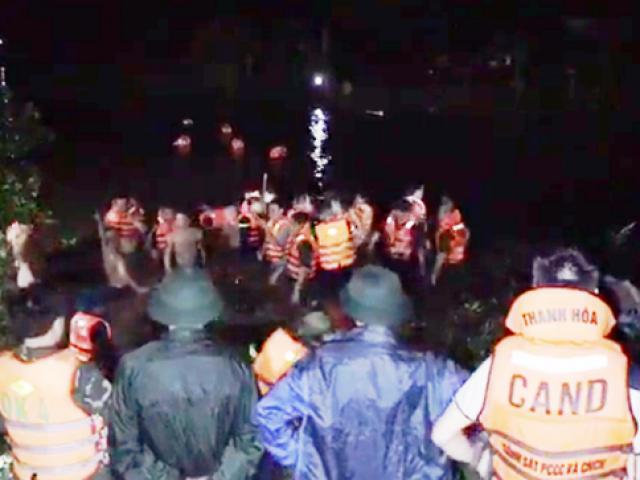 Tin tức trong ngày - Xe máy "kẹp" 4 lao xuống sông, 2 người tử vong