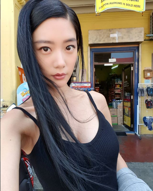 Nữ diễn viên xứ Hàn chuộng mốt áo, váy hai dây khi đi dạo trên phố tại các đất nước châu Á trong kỳ nghỉ du lịch kín tiếng.