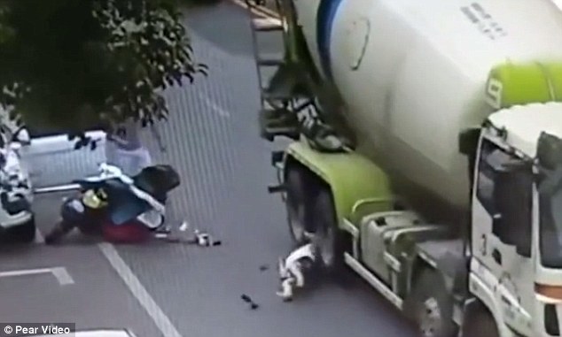 Người phụ nữ TQ bị xe bồn cán qua đầu và cái kết bất ngờ - 2