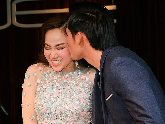 Ca nhạc - MTV - Á quân "Duyên dáng Bolero" bất ngờ bị Thanh Thức cưỡng hôn trước trăm người