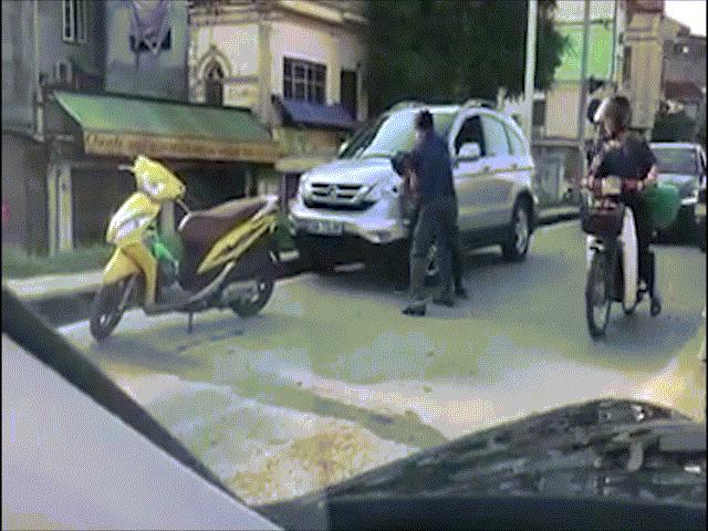 Clip: Sau chạm giao thông, hai tài xế lao vào đánh nhau như phim 