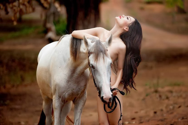 Bộ ảnh &#34;nude&#34; chụp với ngựa của người đẹp thi &#34;chui&#34; - Cao Thùy Linh&nbsp;cũng từng khiến dư luận bị sốc.
