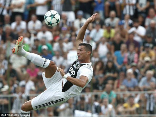 Ronaldo đá ra mắt Juventus: 8 phút xé lưới, vũ điệu mê hoặc