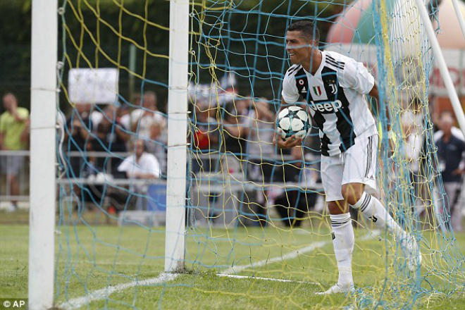 Ronaldo đá ra mắt Juventus: 8 phút xé lưới, vũ điệu mê hoặc - 6