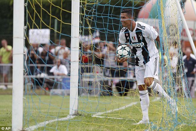 Ronaldo 8 phút ghi bàn ra mắt Juventus: Báo Italia ca ngợi “quái vật ngoài hành tinh” - 1