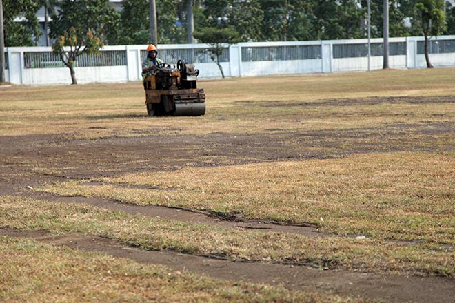 U23 Việt Nam: Thủ môn Tiến Dũng mướt mồ hôi tập sân mặt ruộng ở Indonesia - 1