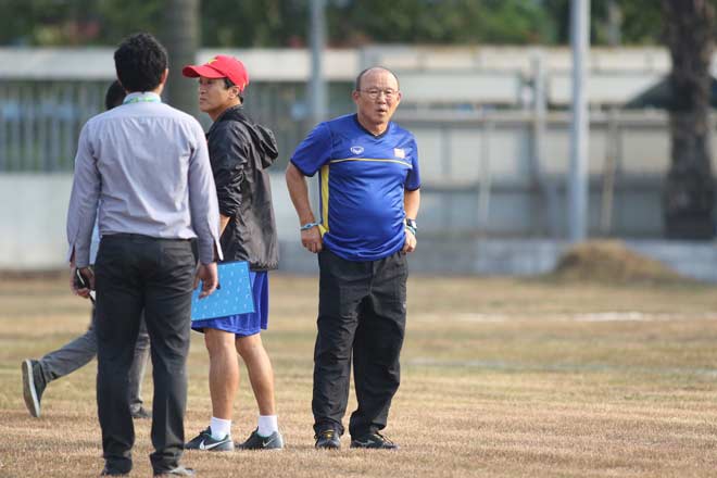 U23 Việt Nam bị chơi khó, tập sân ruộng: Thầy Park không ngán, quyết hạ Pakistan - 1