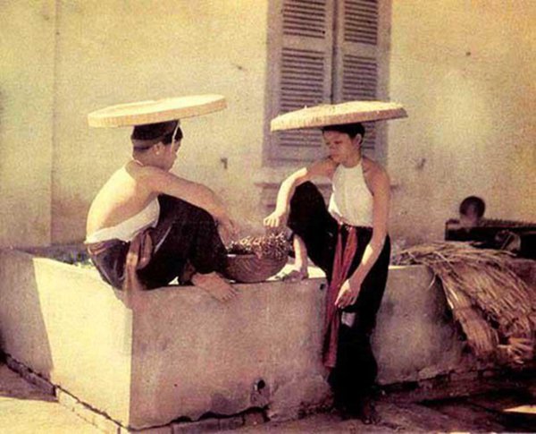 Áo yếm siêu mỏng: Biến tấu &#34;xấu xí&#34; khiến dư luận dậy sóng - 3