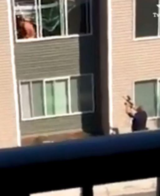 Người đàn ông bị bắn vì khỏa thân hành động phản cảm bên cửa sổ - 1