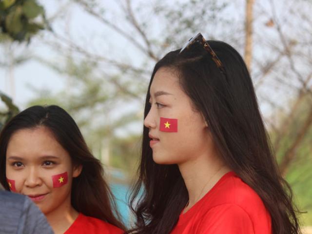 Bóng đá - U23 Việt Nam ra quân ASIAD: Fan nữ xinh đẹp "tiếp lửa" nơi đất khách