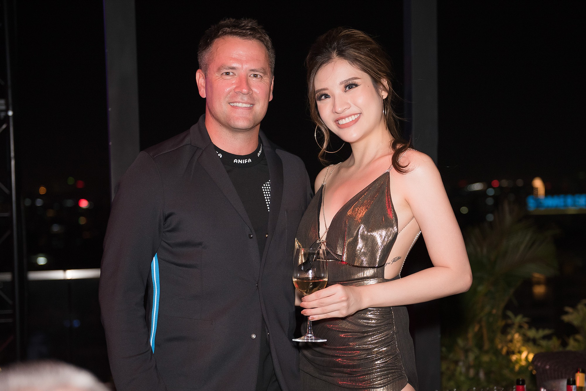 HH Phan Hoàng Thu mặc 'hở trước khoét sau' bên cựu danh thủ Michael Owen - 5