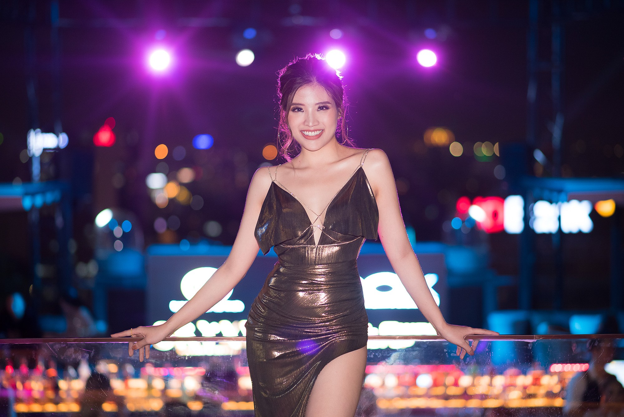 HH Phan Hoàng Thu mặc 'hở trước khoét sau' bên cựu danh thủ Michael Owen - 7