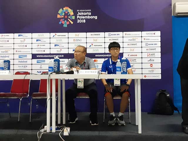 U23 Việt Nam thắng đậm: HLV Park Hang Seo vẫn ”trừ điểm” học trò