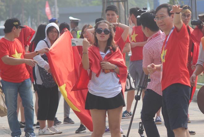 U23 Việt Nam ra quân ASIAD: Fan nữ xinh đẹp &#34;tiếp lửa&#34; nơi đất khách - 2
