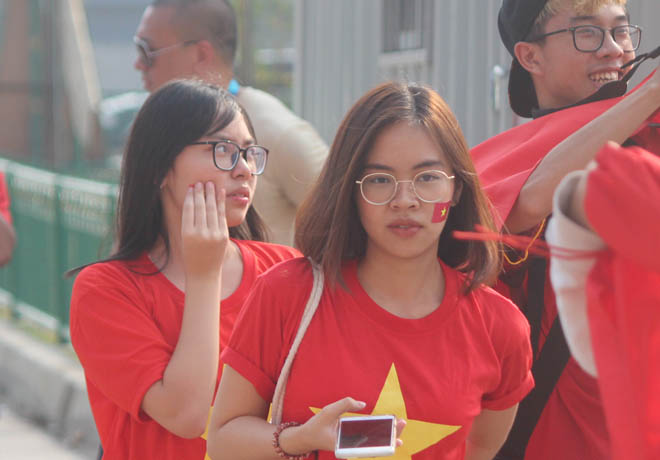U23 Việt Nam ra quân ASIAD: Fan nữ xinh đẹp &#34;tiếp lửa&#34; nơi đất khách - 8