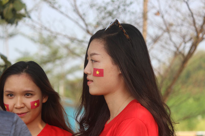 U23 Việt Nam ra quân ASIAD: Fan nữ xinh đẹp &#34;tiếp lửa&#34; nơi đất khách - 4