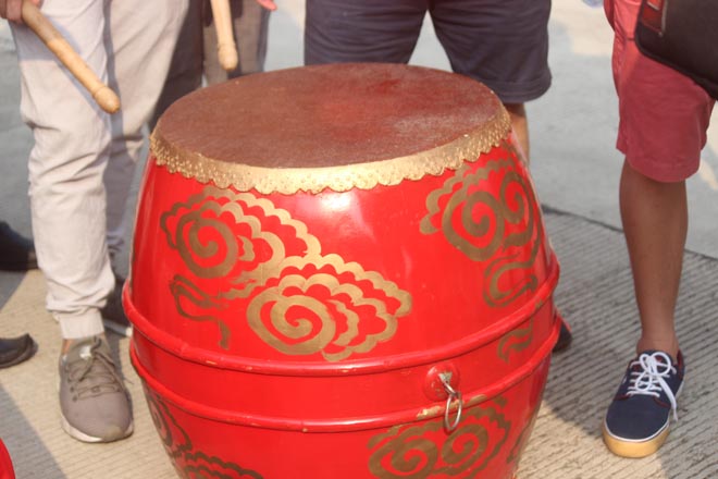 U23 Việt Nam ra quân ASIAD: Fan nữ xinh đẹp &#34;tiếp lửa&#34; nơi đất khách - 6
