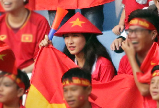 Chiều 14/8, Hòa Minzy gây bất ngờ khi có mặt trên khán đài sân bóng ở Indonesia để cổ vũ Công Phượng ngay trong trận ra quân của Olympic Việt Nam tại ASIAD 2018. 