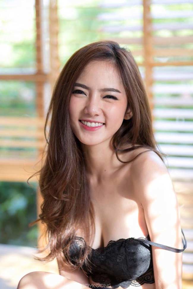 Làn da mịn màng, nụ cười khả ái của cô dễ dàng đốn tim người hâm mộ.