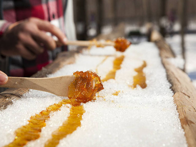Ẩm thực - Món kẹo kỳ lạ được làm trên tuyết nhất định phải thử khi đến Canada