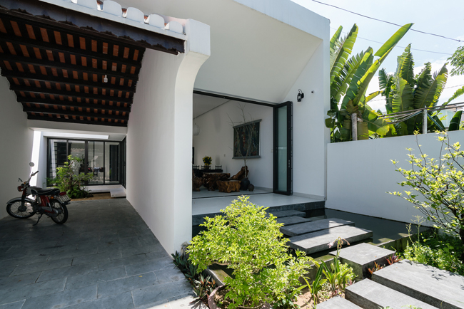 Căn nhà là tổ ấm của một cặp vợ chồng trẻ địa phương. Kiến trúc sư xây dựng nó cũng là một người trẻ, lập nghiệp ở Sài Gòn nhưng quê gốc ở Hội An.