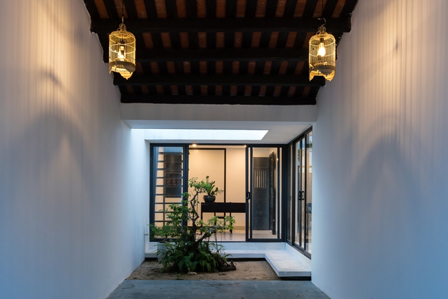 Gian đầu tiên được sử dụng làm gara để xe. Phần mái được lợp ngói âm dương đỏ, đèn treo trong lồng chim độc đáo.