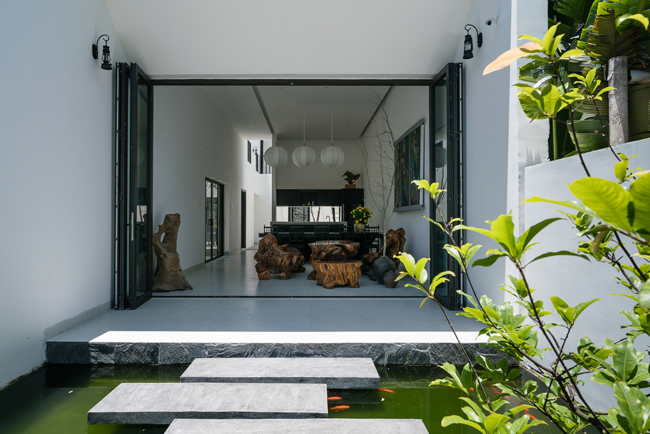 Hồ cá nhỏ nối giữa tiền sảnh và phòng khách giúp cân bằng không khí, tạo cảm giác mát mẻ cho không gian sống.