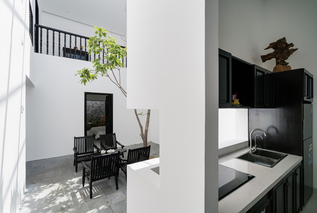Sân giữa như một khu vực giúp thông gió và ánh sáng.