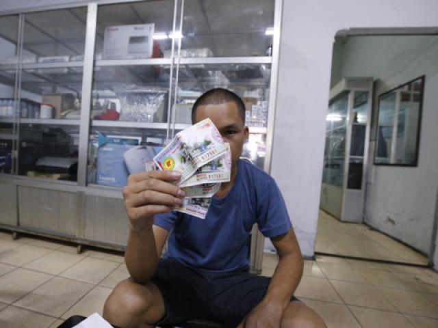 Pháp luật - Đưa hơn 86 triệu đồng nhận 4 tờ "vé số độc đắc"