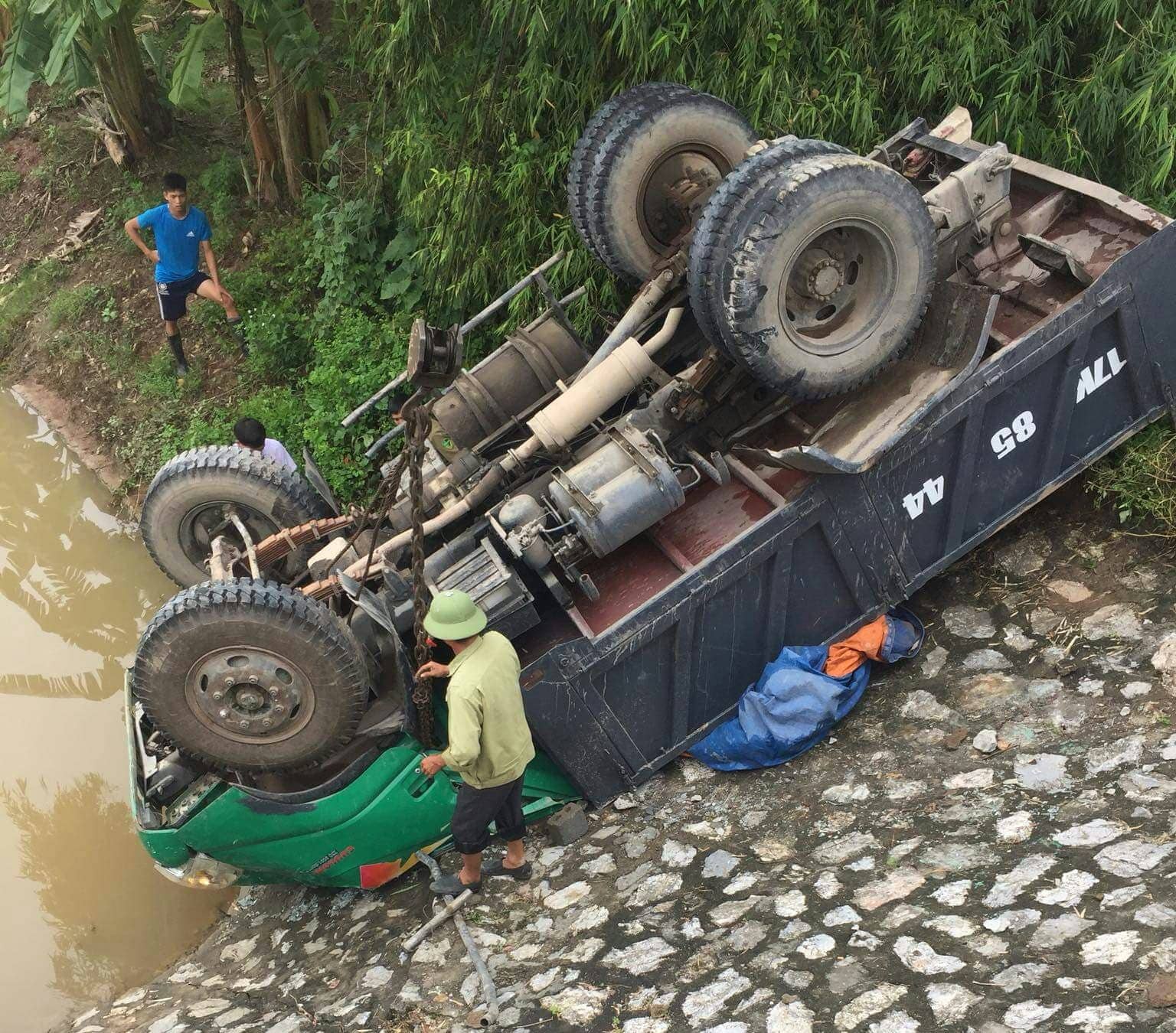 Xe tải lật mấp mé bờ sông, nghẹt thở giải cứu 4 người mắc kẹt - 1