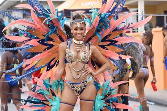 Thiếu nữ quốc đảo Barbados mặc nội y xuống phố, ai cũng xinh đẹp tuyệt trần - 1