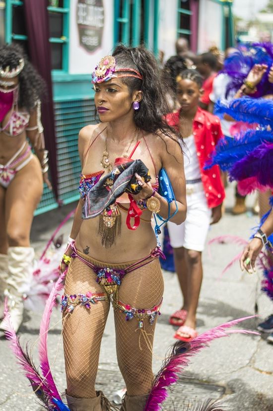 Thiếu nữ quốc đảo Barbados mặc nội y xuống phố, ai cũng xinh đẹp tuyệt trần - 8