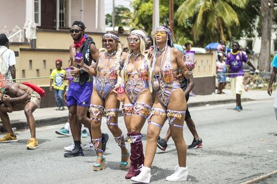 Thiếu nữ quốc đảo Barbados mặc nội y xuống phố, ai cũng xinh đẹp tuyệt trần - 7