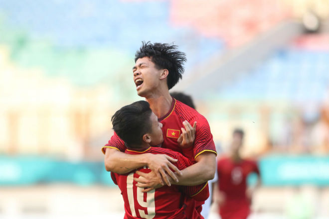 Công Phượng & Quang Hải siêu phẩm như Ngoại hạng Anh: Người đẹp chấm điểm 10 - 1