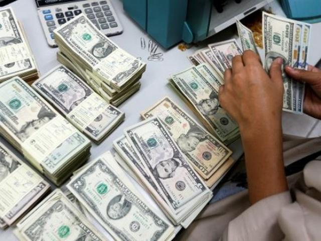 Kinh doanh - USD lập đỉnh mới, giá "chợ đen" vượt mốc 23.600 đồng