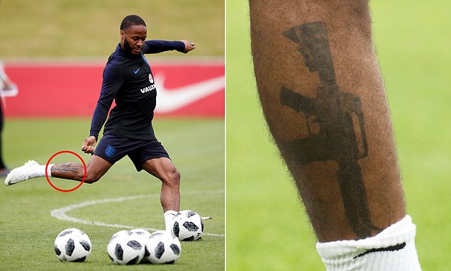 Raheem Sterling lại &#34;dính mực&#34; sau hình xăm khẩu súng gây tranh cãi - 2