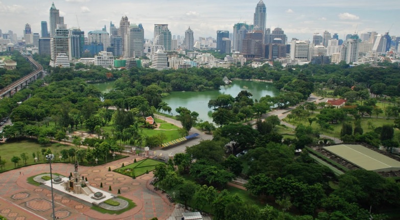 Nạn “mây mưa” nơi công cộng gây nhức nhối ở Bangkok - 1